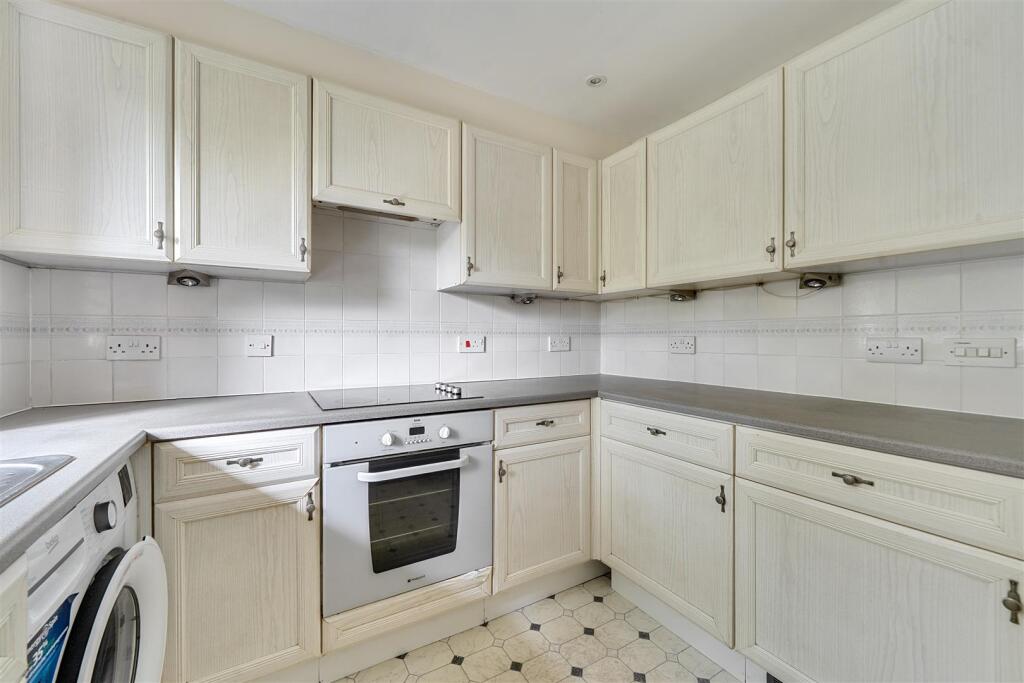 Apartment in Crowthorne, Bracknell Forest - More