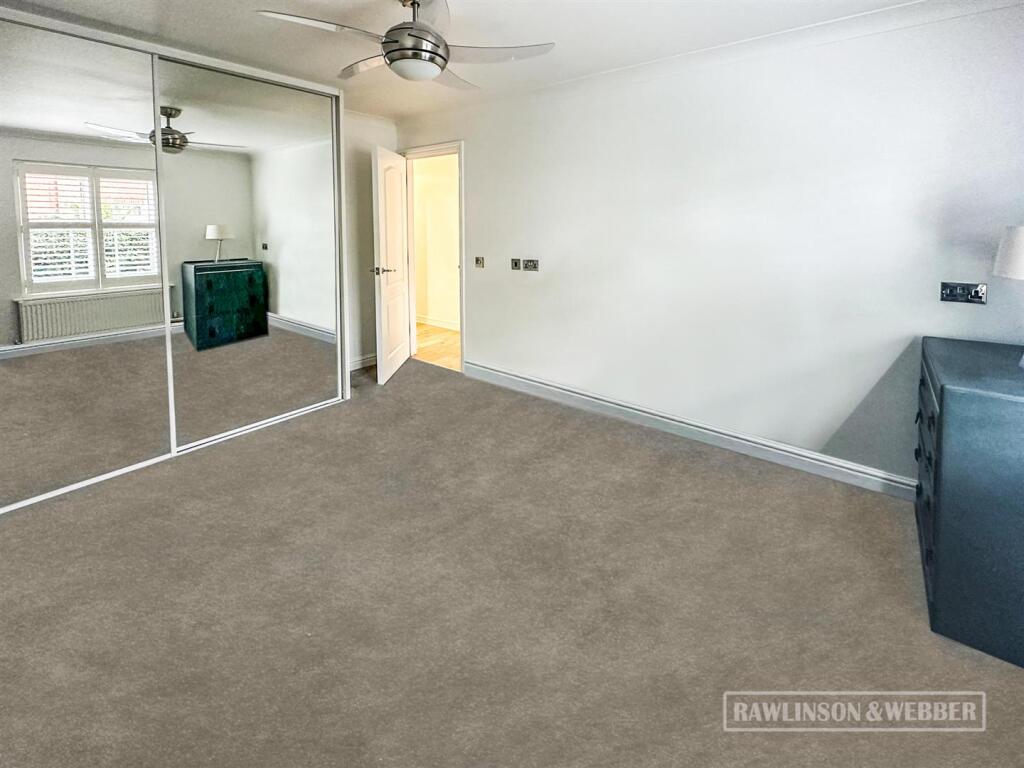 Apartment in Elmbridge, East Molesey, Molesey - View 3