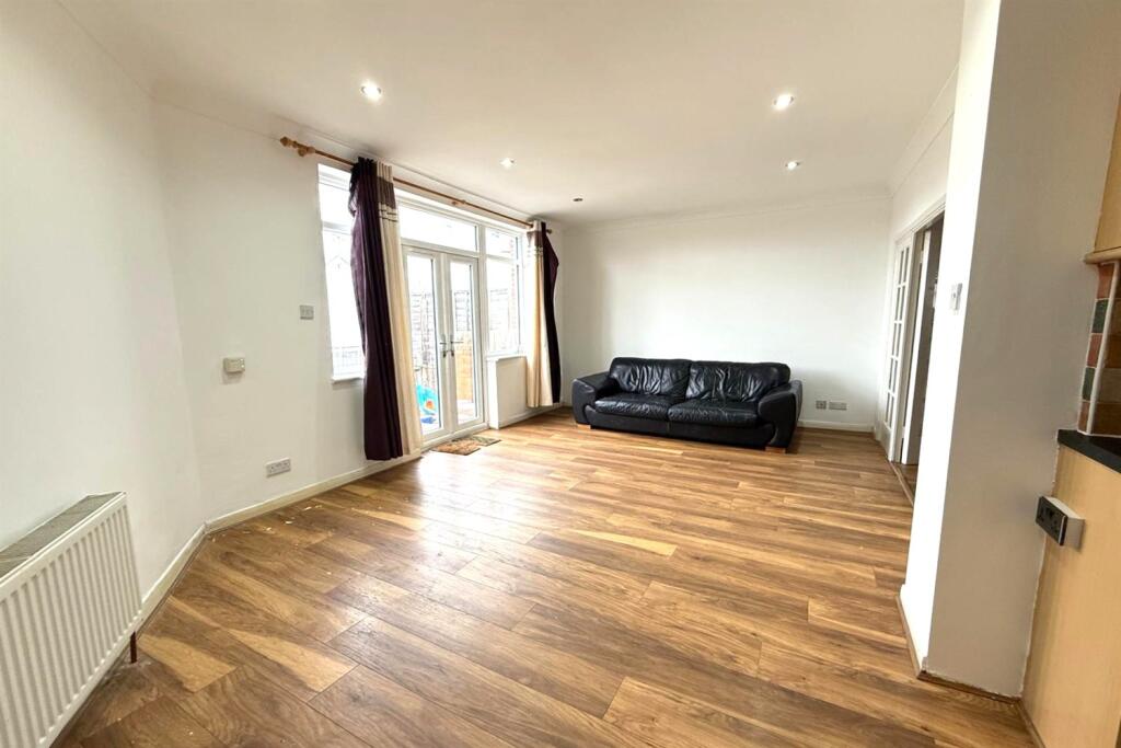 House in Ilford, Clayhall - View 5