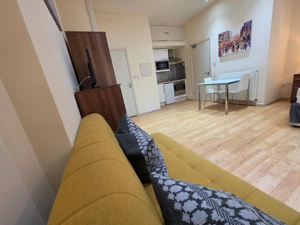 Apartment in London, Brondesbury Park, Brondesbury - View 2