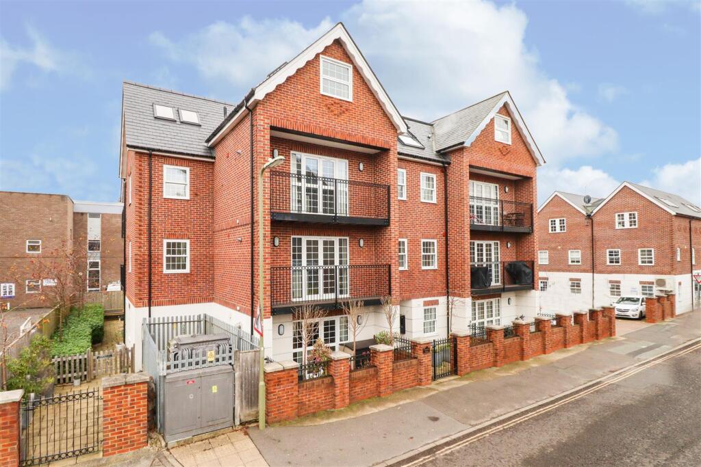 1-bed flat on Church Road, Fleet, £195,000