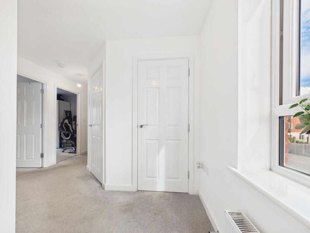Apartment in Shinfield, Ryeish Green - More
