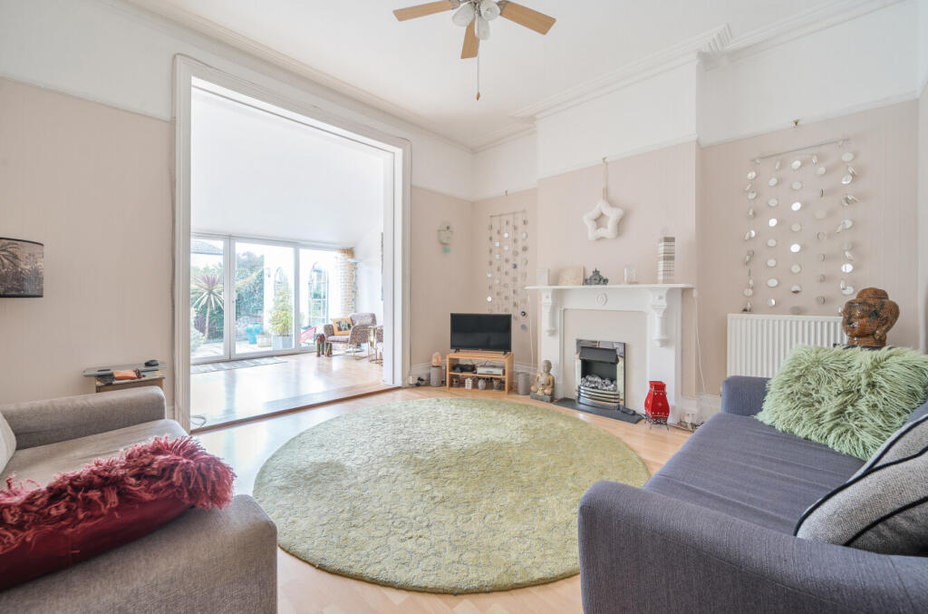 Apartment in Worthing, West Sussex - View 2