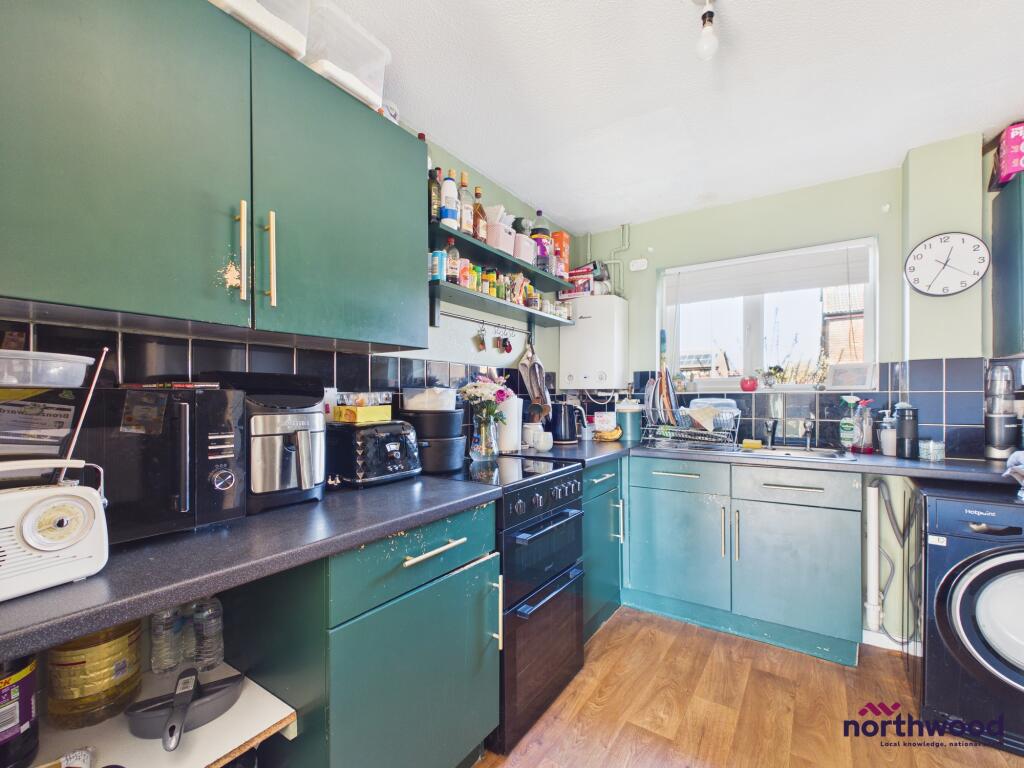 Carisbrooke Close, Langney, Eastbourne, BN23 photo 4