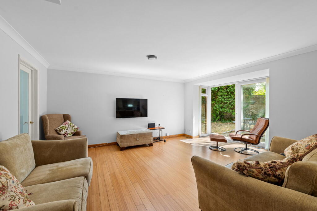 House in Croydon - More