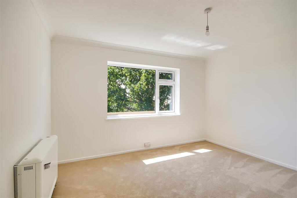 Wallace Court, West Worthing, BN11 - View 5