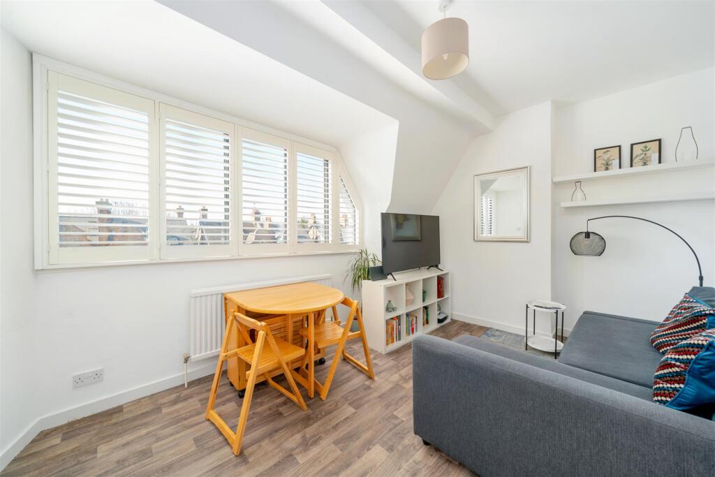 Apartment in London, Cottenham Park, Raynes Park - View 2