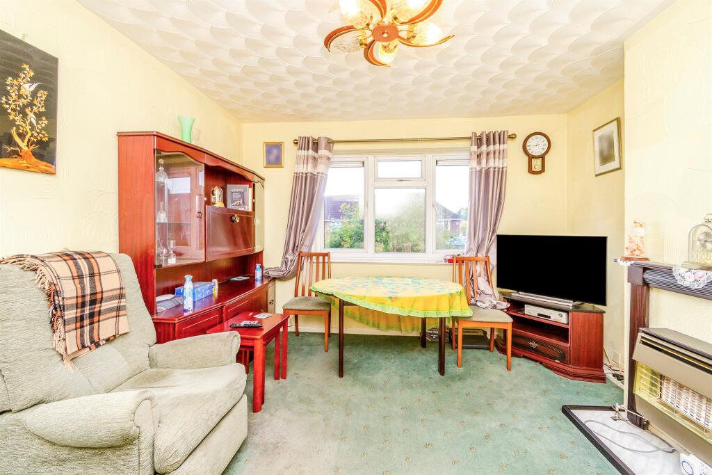 Apartment in Wolverhampton, Wood End - View 4
