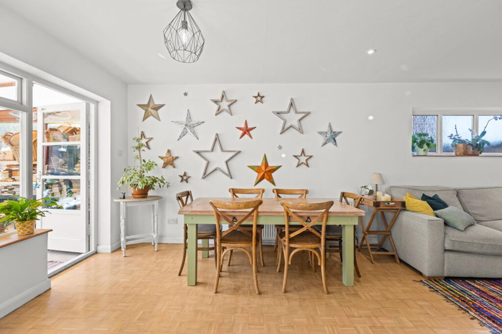 House in Guildford, Effingham - More