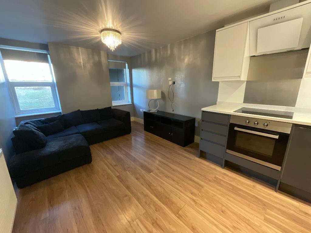 Apartment in Romford, Rush Green - View 4