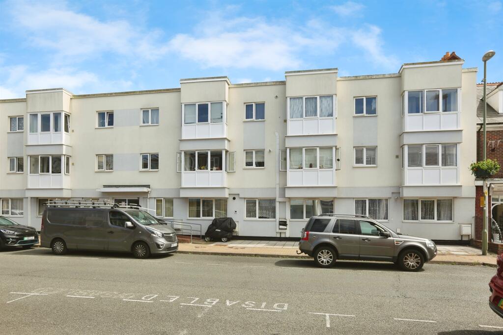 2-bed flat on High Street, Lee-On-The-Solent, £165,000