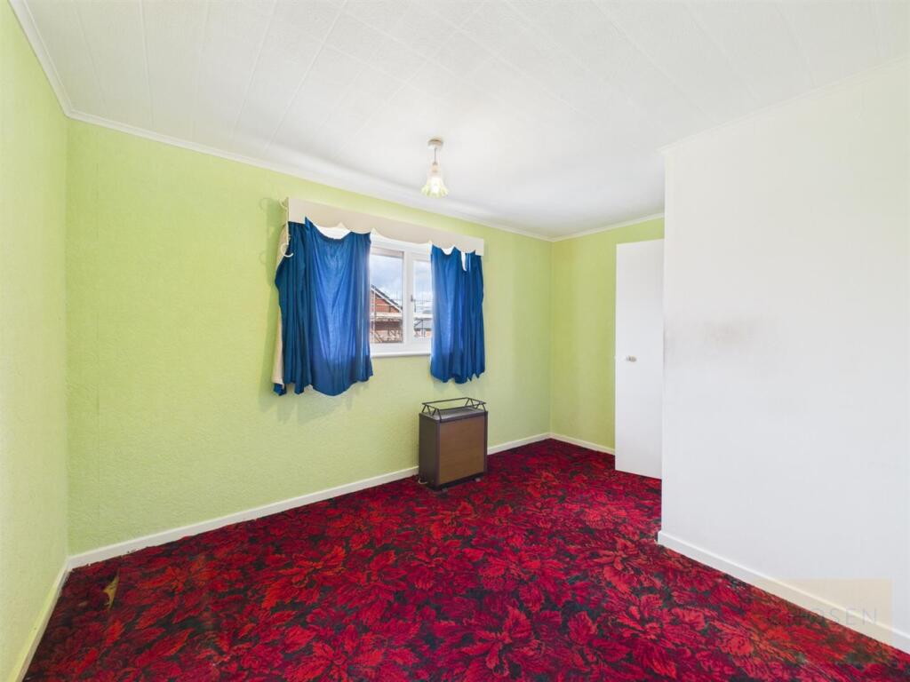 House in Gloucester, Ermin Park, Brockworth - More