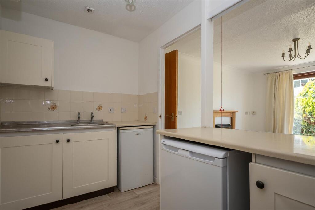 Uplands Road, Warley, Brentwood photo 3