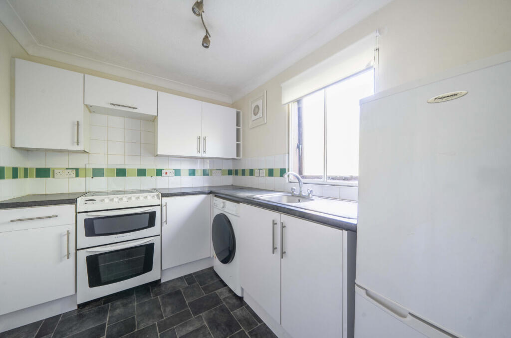 Apartment in Guildford, Burpham - View 2