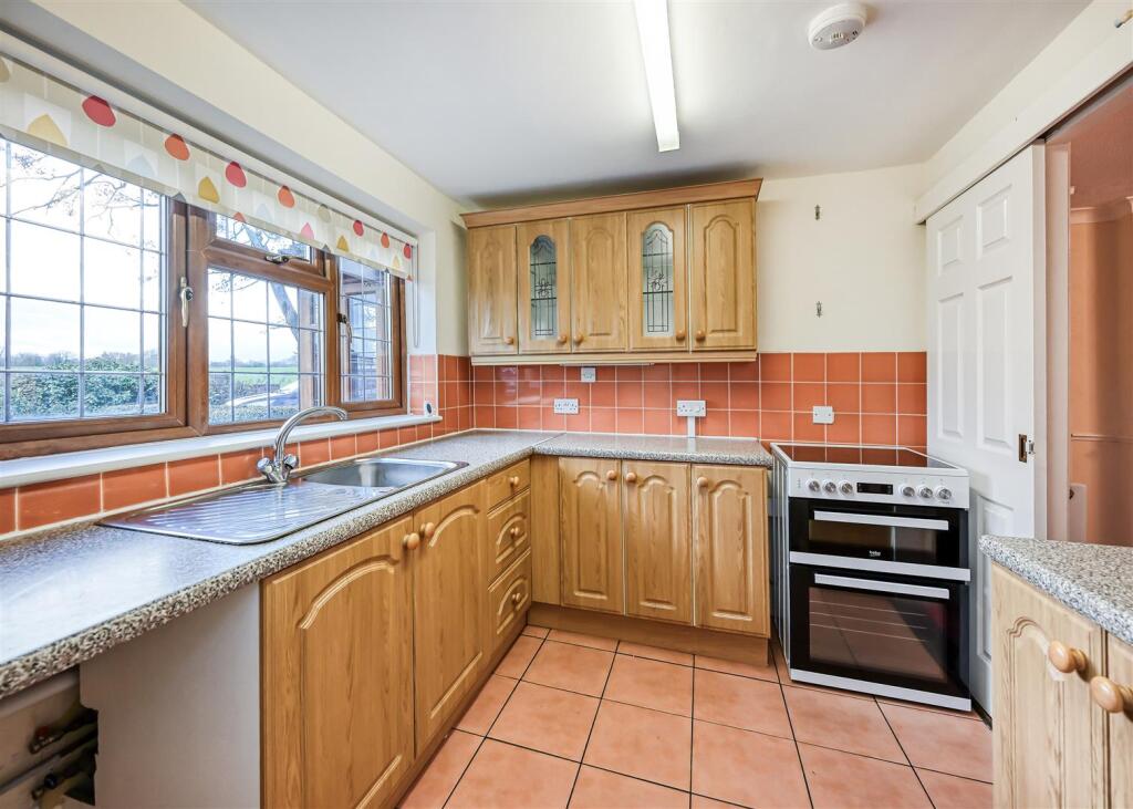 32 Woodland Close, Albrighton, Wolverhampton, WV7 3PR photo 4