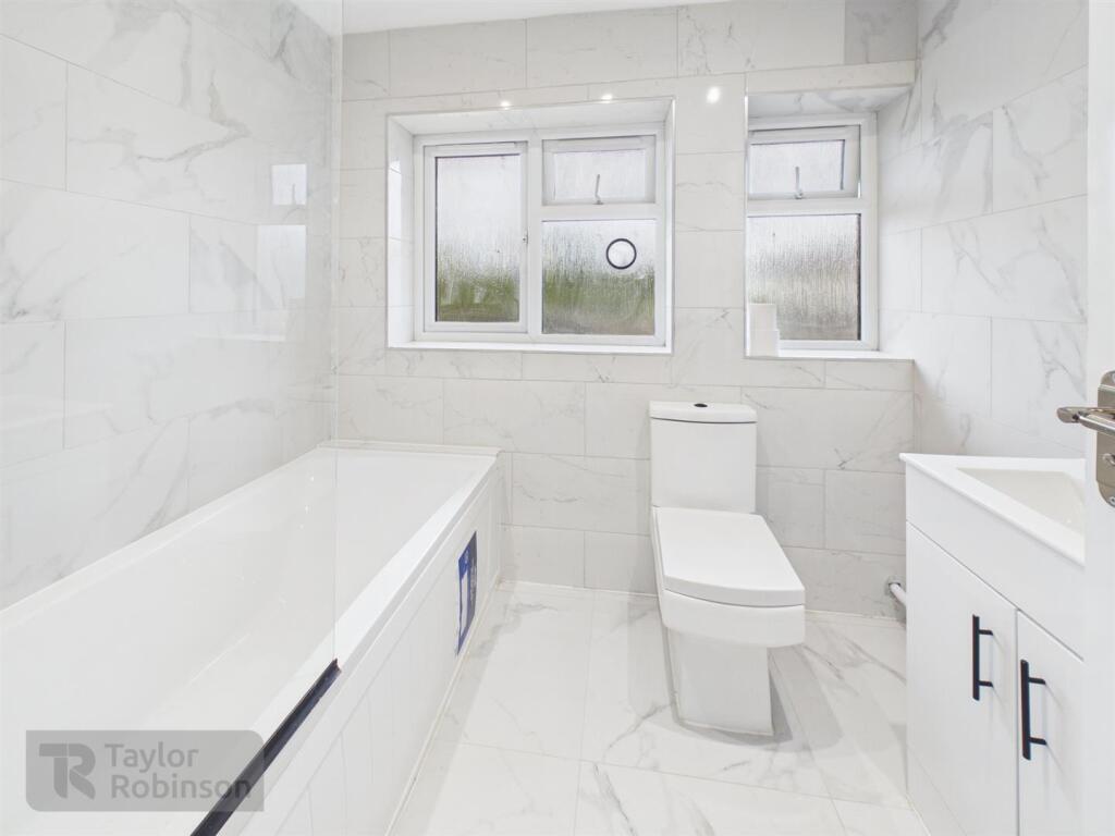House in Crawley, Langley Green - View 4