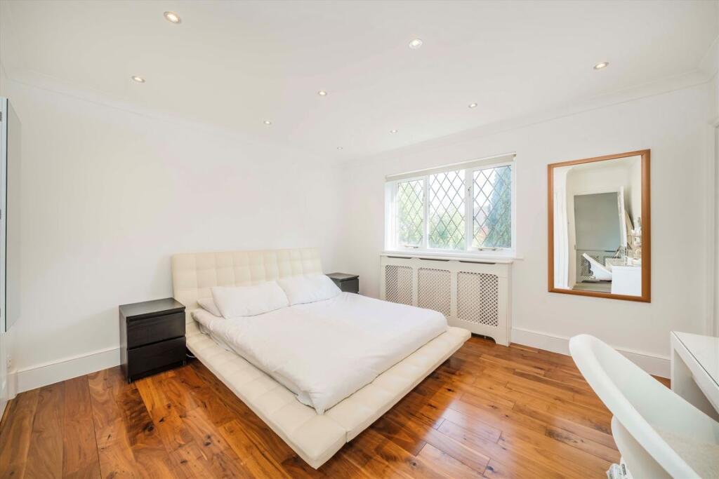 House in Kingston upon Thames - More