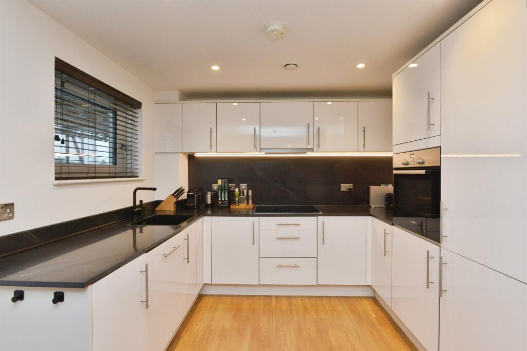 Gambit Avenue, Oakgrove, Milton Keynes photo 3