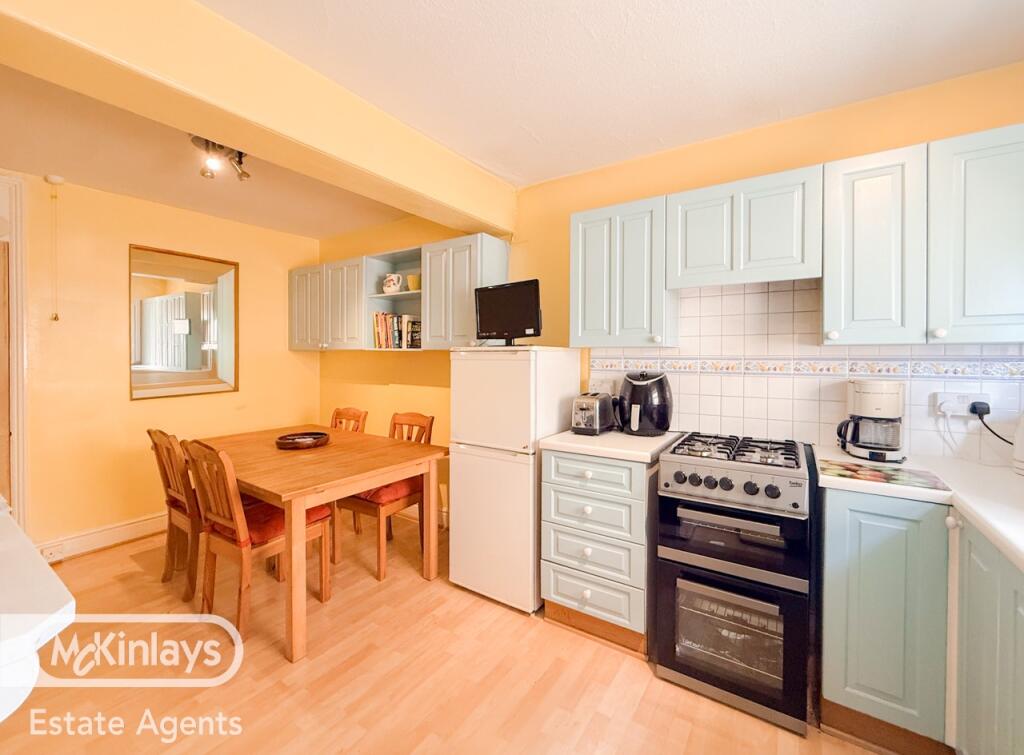 Spacious 2 bedroom apartment, Richmond Road location & No onward Chain photo 2