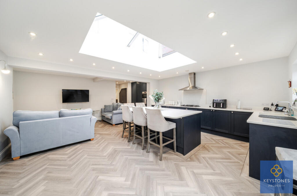 House in Romford - More