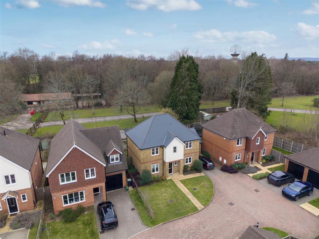 Foresters Way, Pease Pottage, Crawley photo 4