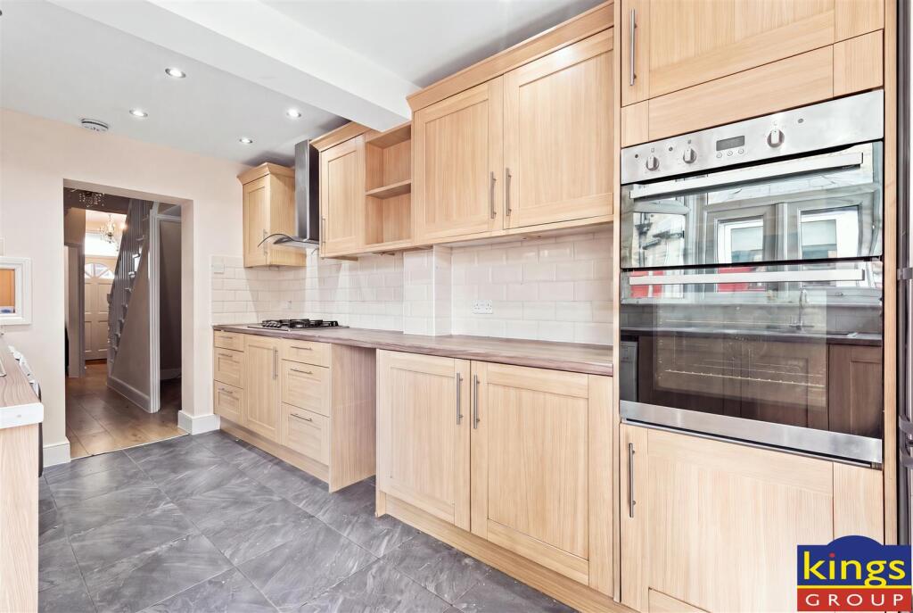 House in London, Wood Street, Hale End - View 5