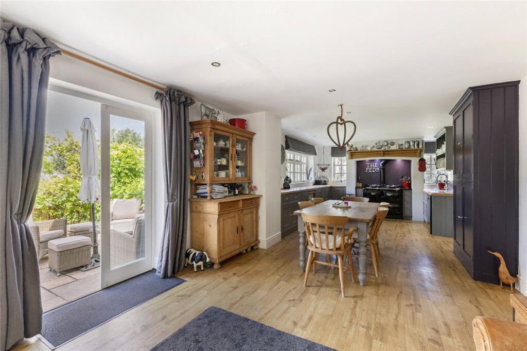 Church Walk, Bishopstone, Swindon, Wiltshire, SN6 photo 3