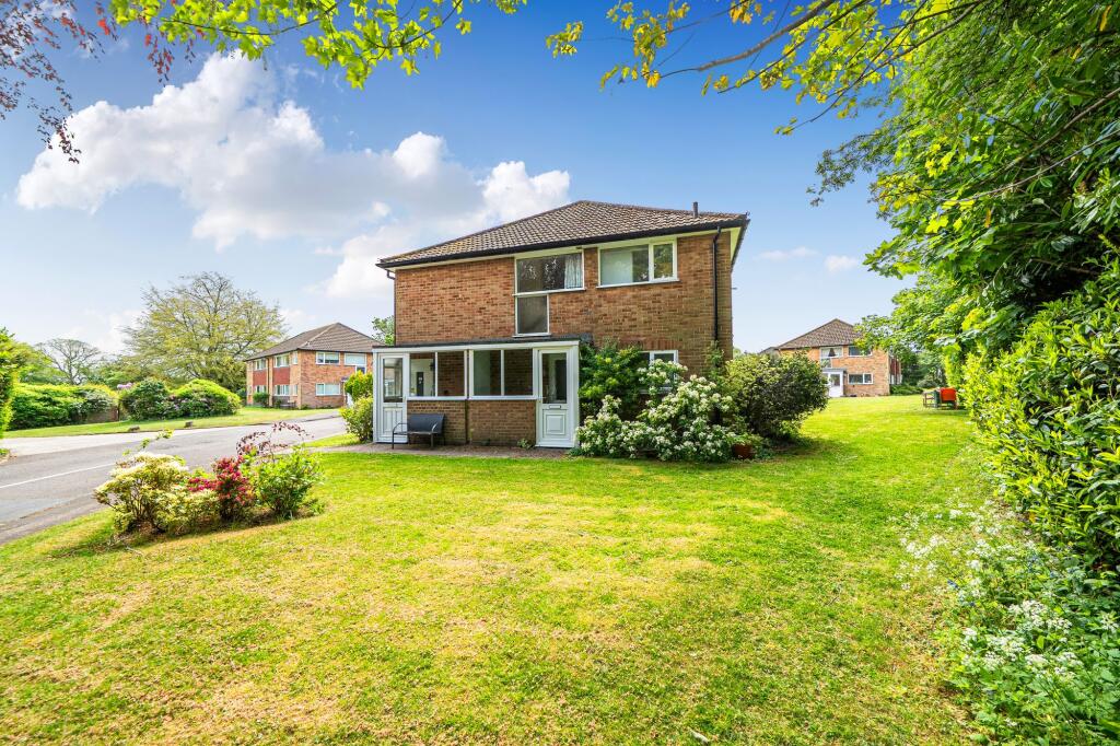 2-bed flat on Furrows Place, Caterham, CR3, £290,000