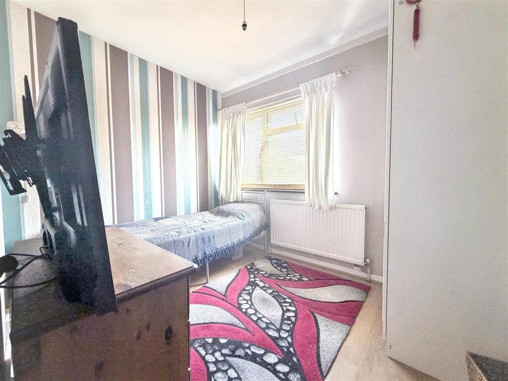 House in Milton Keynes, Stacey Bushes, Wolverton and Greenleys - More