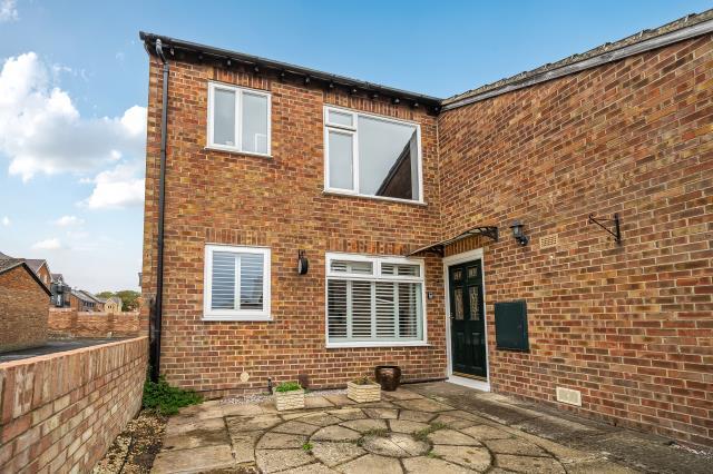 2-bed flat on Sadlers Court, Abingdon, £190,000