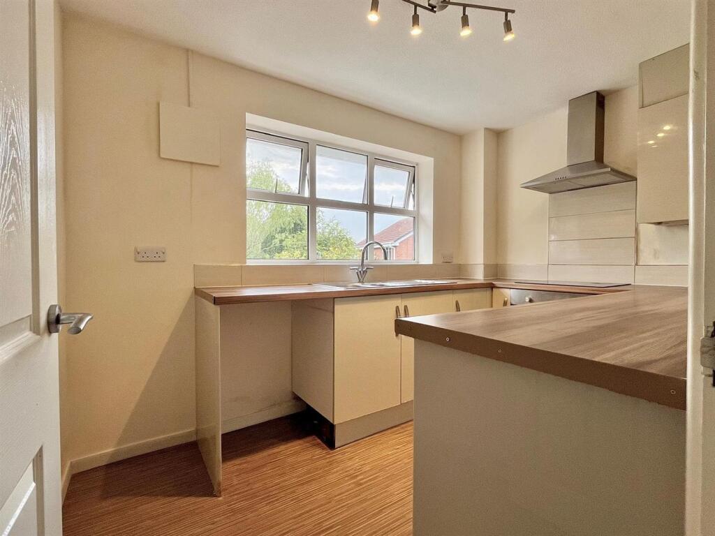 Apartment in Sutton Coldfield, Walmley Ash - More