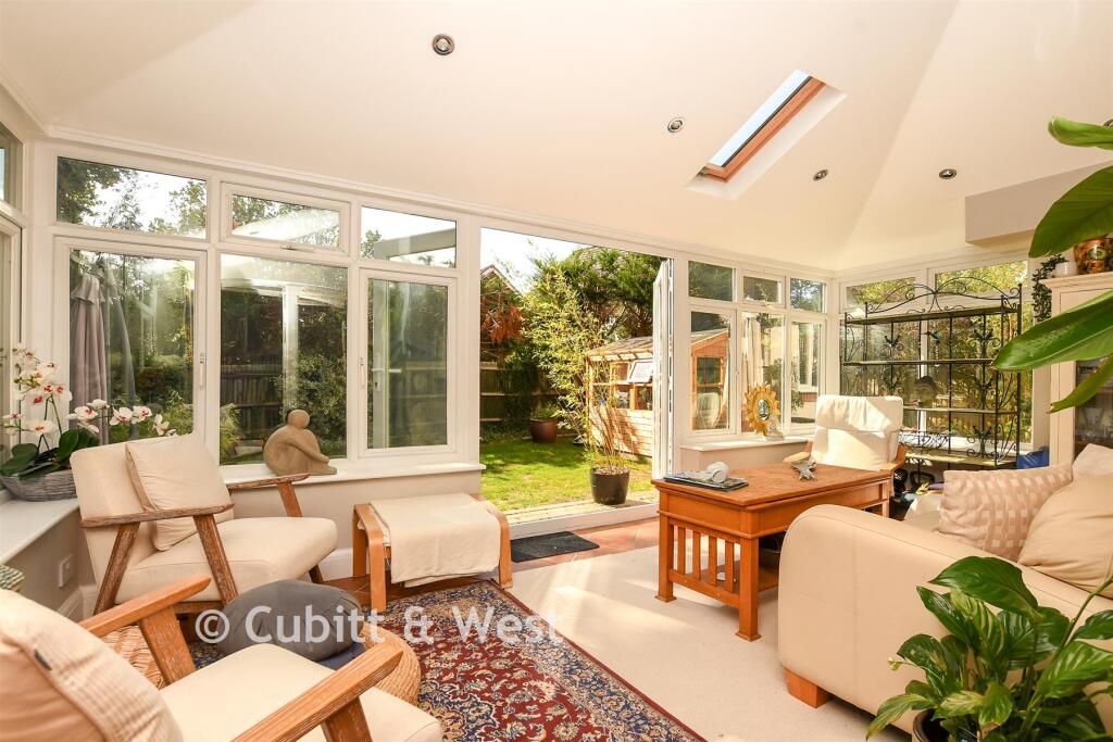 House in Reigate and Banstead, Woodhatch - View 4