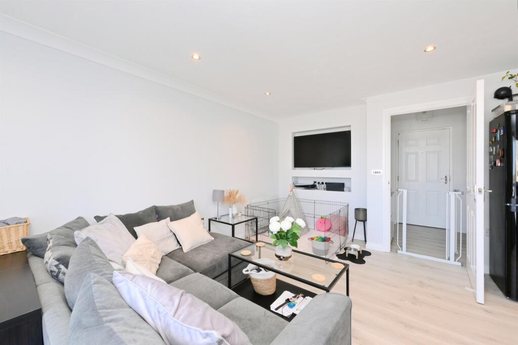 Taverners Way, Hoddesdon photo 3