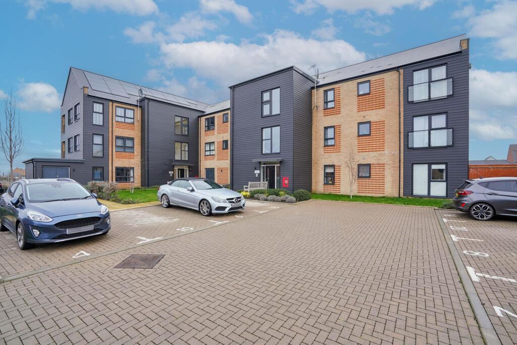 2-bed flat on Hazel Grove, Wantage, OX12, £247,000