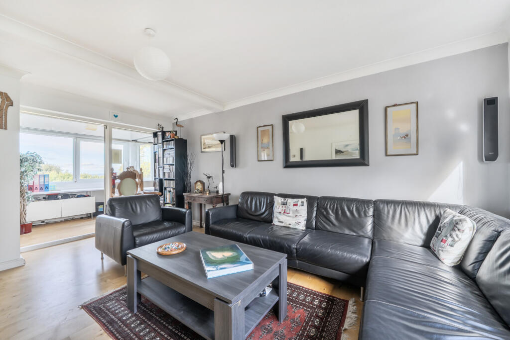Apartment in Guildford, Surrey - View 4