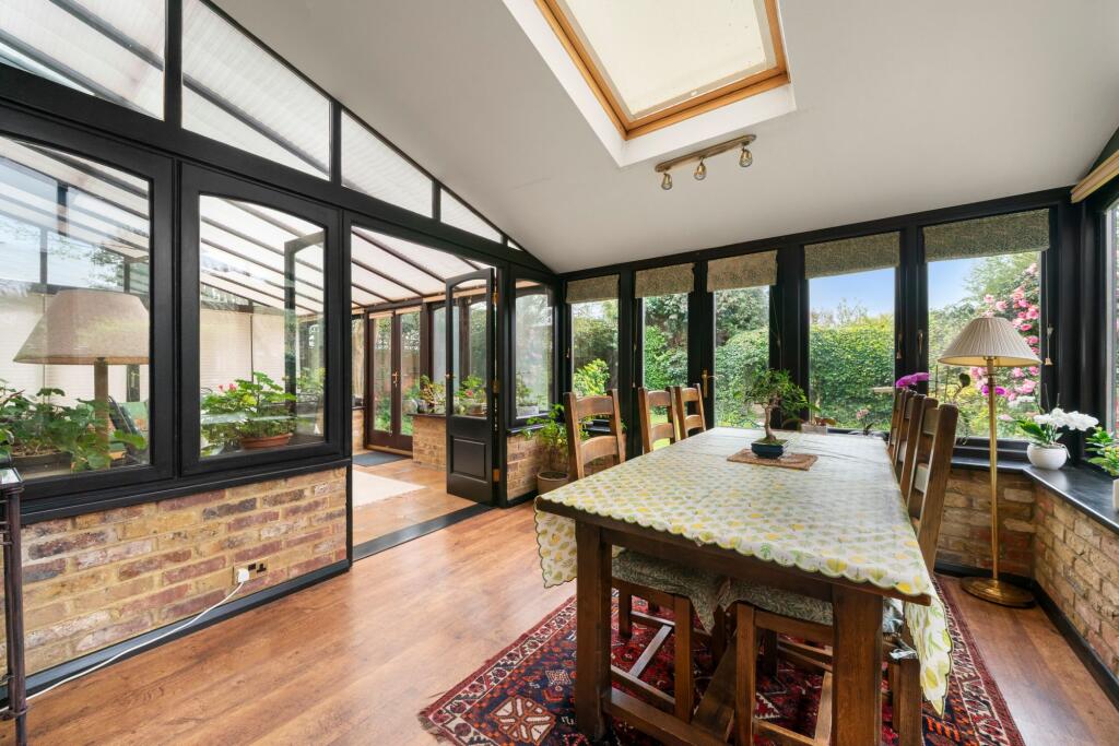 West End Lane, Esher, KT10 – další