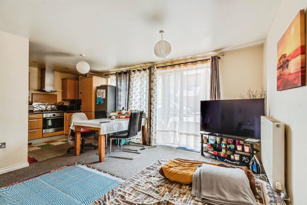 Apartment in Swindon, Eastcott, South Swindon - View 3
