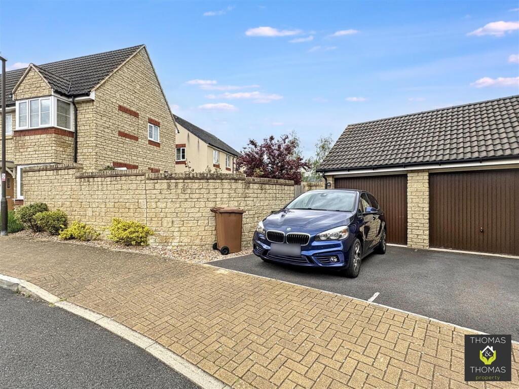 House in Tewkesbury, Watermead, Brockworth - More