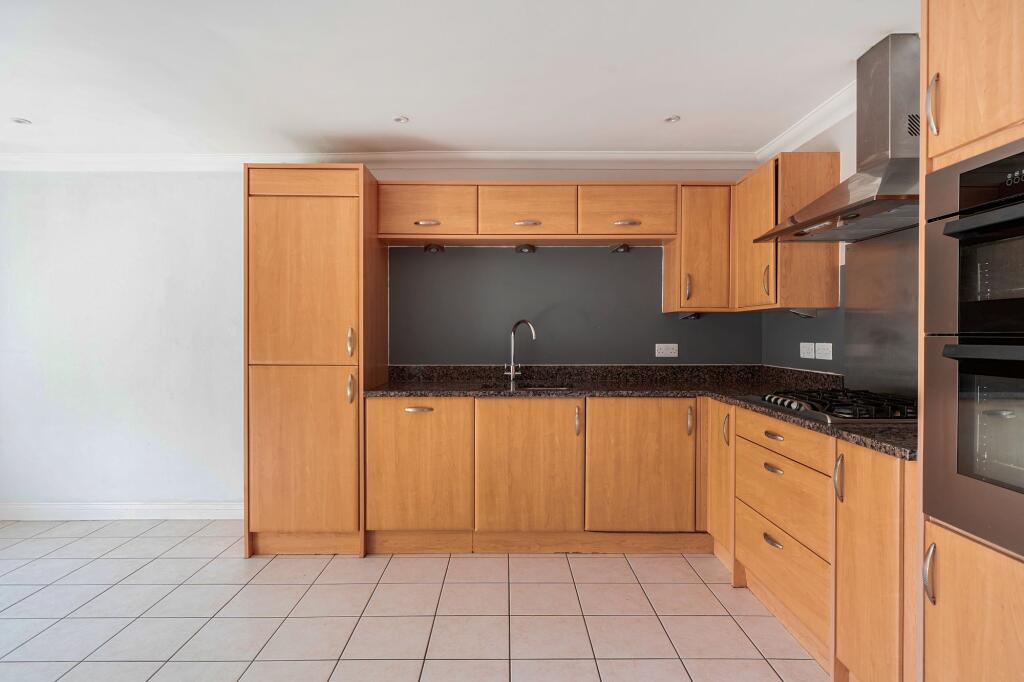 House in Kingston upon Thames - More
