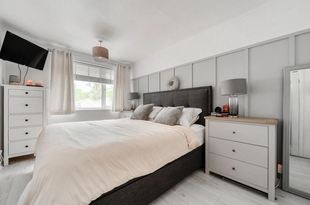 House in Surrey Heath, Heatherside - More