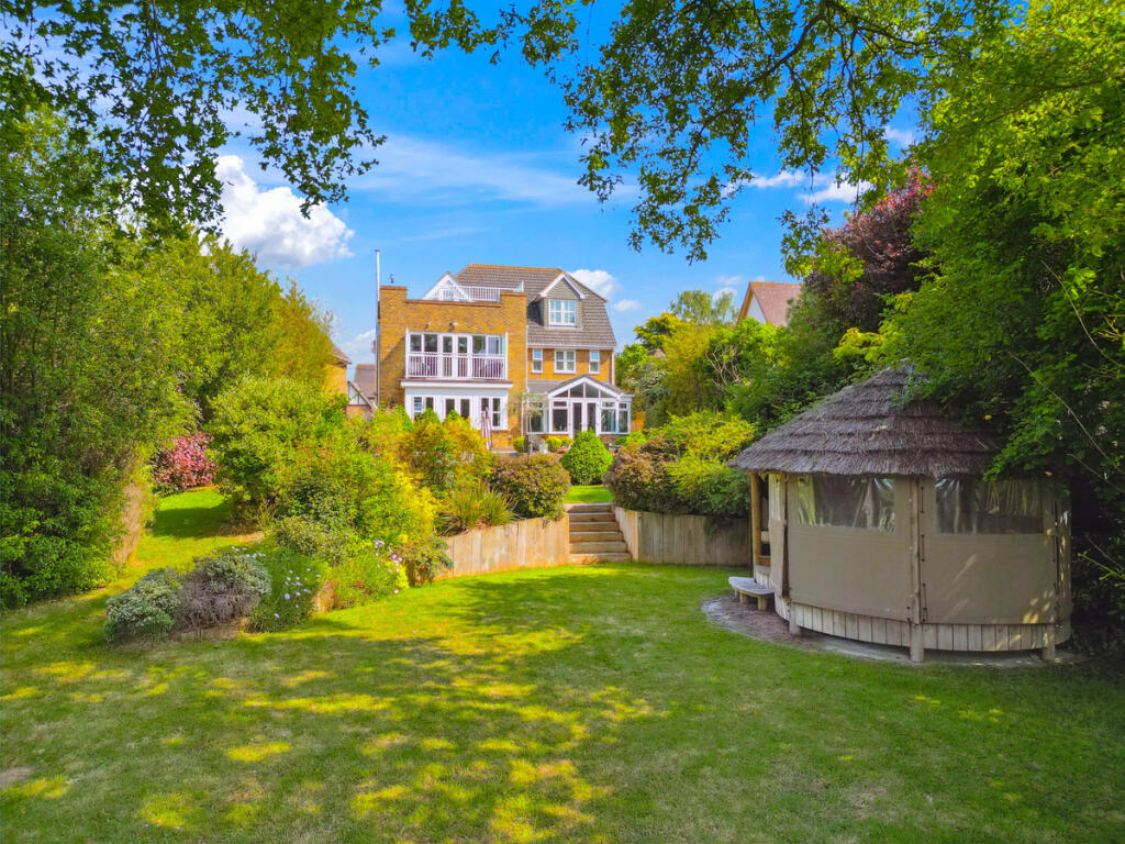 Goldfinch Lane, Thundersley photo 2