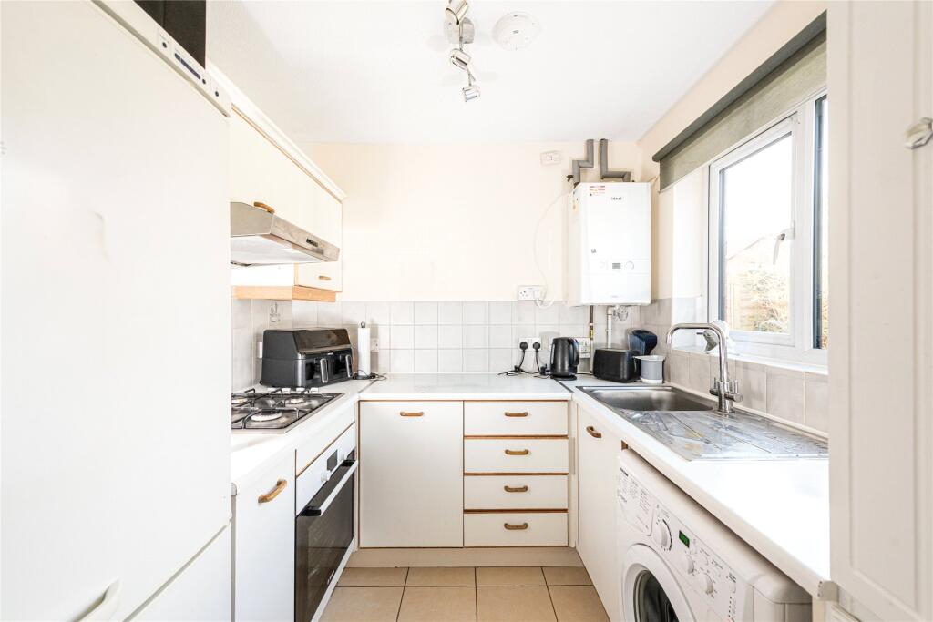 Fontwell Drive, Bletchley, Milton Keynes, Buckinghamshire, MK3 photo 3