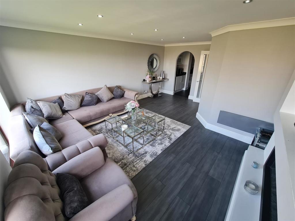 Apartment in Romford - More