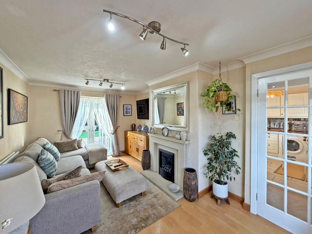 Van Diemans Road, Wombourne, WV5 photo 2