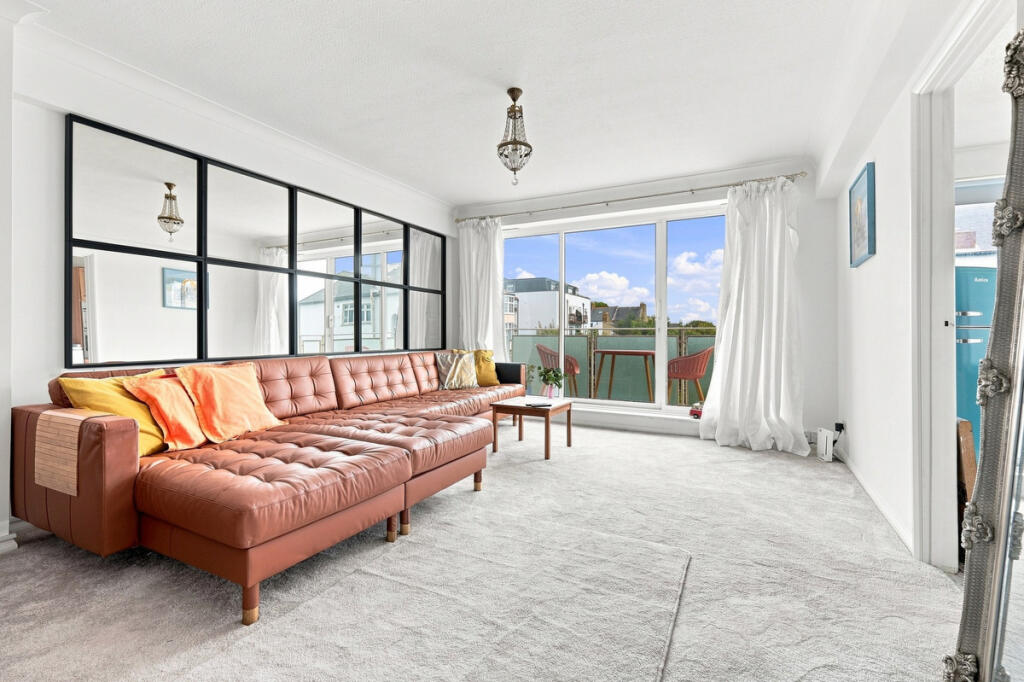 Apartment in Southend-on-Sea, Essex - View 3