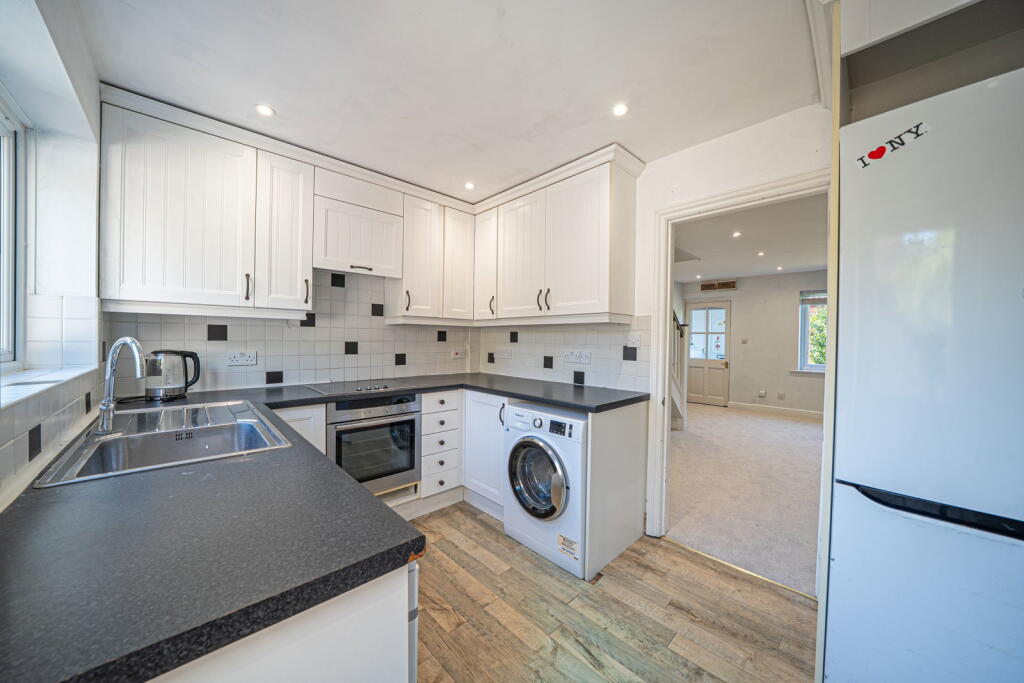 Home Mead, North Waltham, Basingstoke  RG25 2SY photo 2