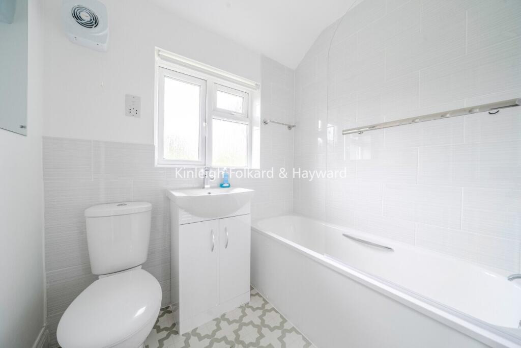 Apartment in Southall - View 3
