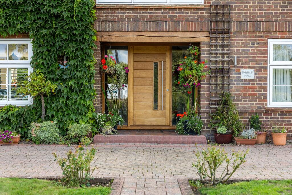 Eversley Cross, RG27 photo 4