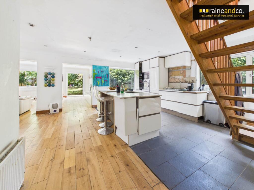 House in Hertsmere, Hertfordshire - View 5