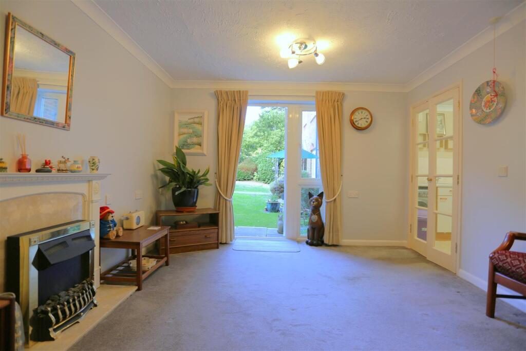 Apartment in Kingston upon Thames - View 3